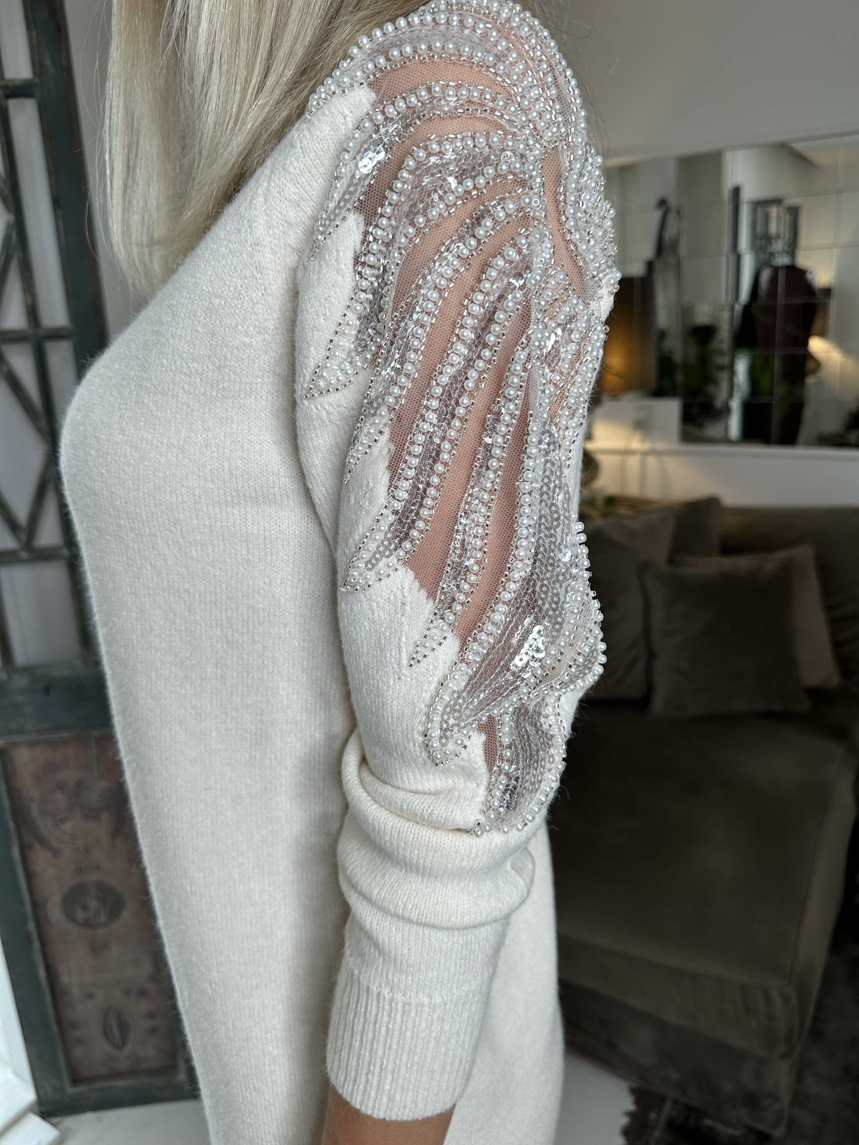 Laila - Stickad klänning med paljetter och pärlor på axlarna